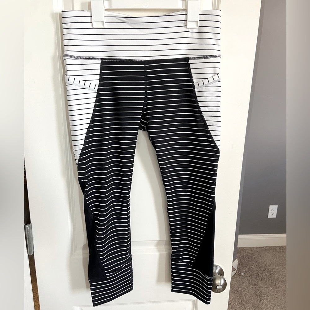 Athleta cropped leggings with pockets. Never worn, new without tags. Medium.
